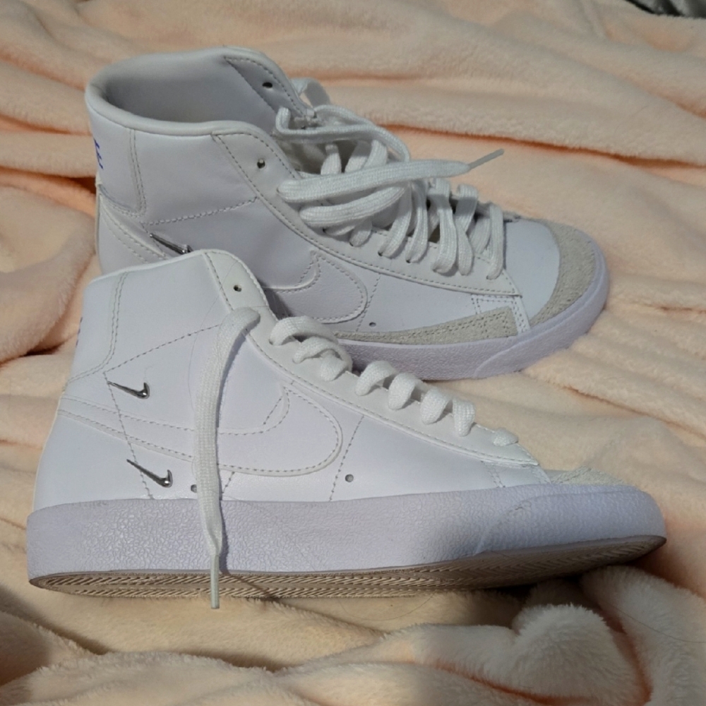 Nike White RARE High-Top Sneakers 6.5 Excellent 🔥✨🌟👑Girls